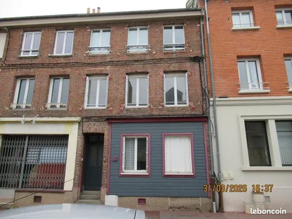 A LOUER à NEUFCHATEL-EN-BRAY APPARTEMENT F2 DE 36.59 M² AU 1ER ETAGE AVEC COUR COMMUNE ET PETIT BATI