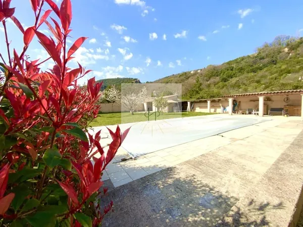 Maison familiale avec piscine à Rochemaure