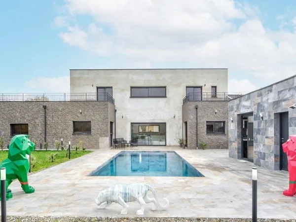 Maison 9 pièces 310 m²