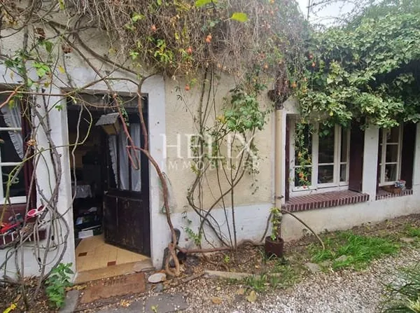 Maison de caractère, protégée par un écrin de végétation, au coeur de Chatou , unique, à rénover
