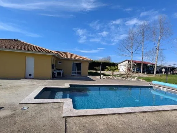 Maison de plain pied avec piscine et dépendance
