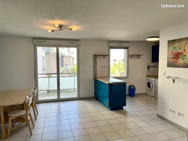 Location meublée d'un T3 de 63 m², remis à neuf, dans une résidence calme et sécurisée avec piscine