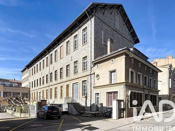 Bâtiment 2600 m²