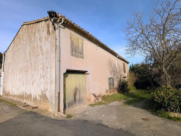 Vaste bâtiment avec jardin
