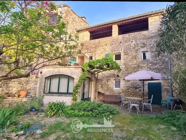 Grande maison de village de caractère avec jardinet, terrasses, studio indépendant et vues.