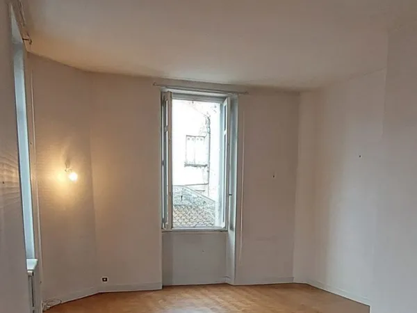 Studio de standing avec balcon très bien situé, à rénover