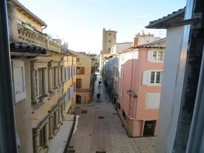 immeuble de trois appartements rénovés et loués .