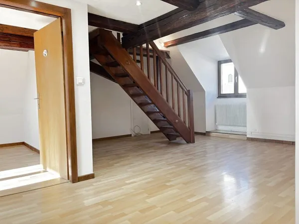 ANDLAU : Duplex F4, au coeur du village. Parking. Jardin com