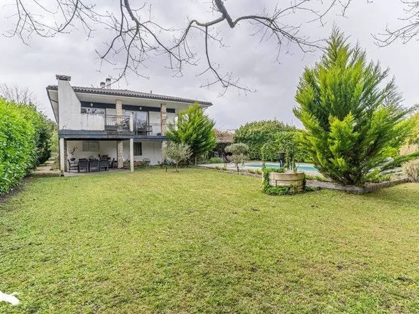 Maison 8 pièces 237 m²