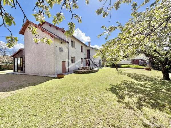 Ensemble immobilier avec dépendance et jardin.