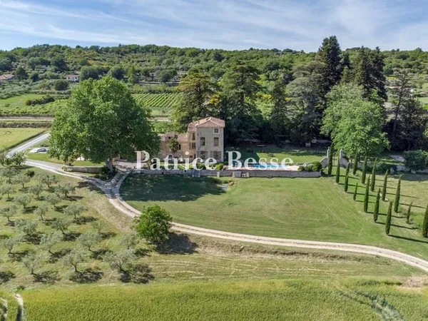 En Luberon oriental, à 40 min d'Aix-en-Provence, une bastide du 18e s. Et ses dépendances rénovées d
