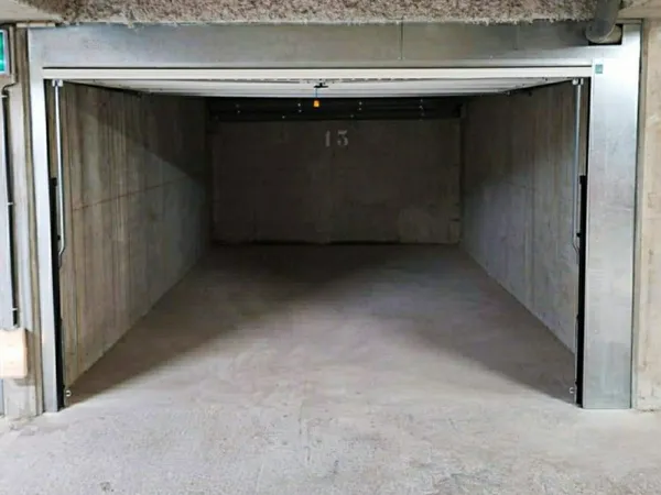 place de parking/ box fermé
