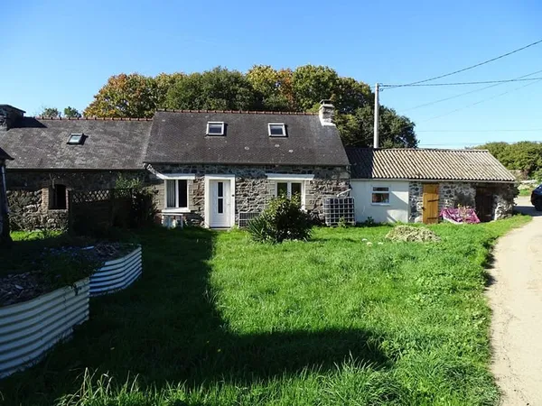 COTES D'ARMOR. Maison individuelle en pierre, 1 chambre avec séjour ouvert. À Plougonver.