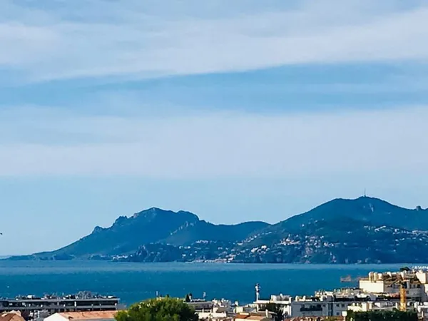 CANNES PENTHOUSE T4-T5 DE 95M2 TERRASSES 120M2 VUE MER PISCI