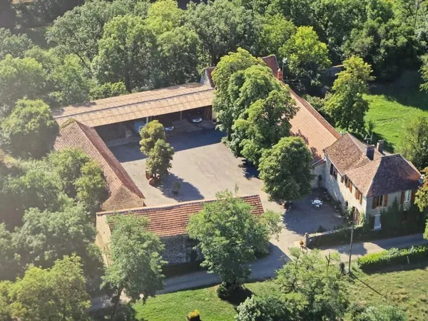 Joli corps de ferme avec grand potentiel