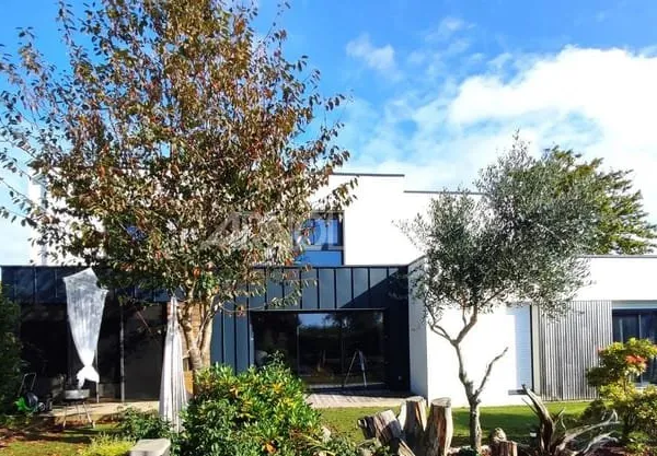 Elégante Contemporaine de 2018 : un Havre de Paix avec piscine