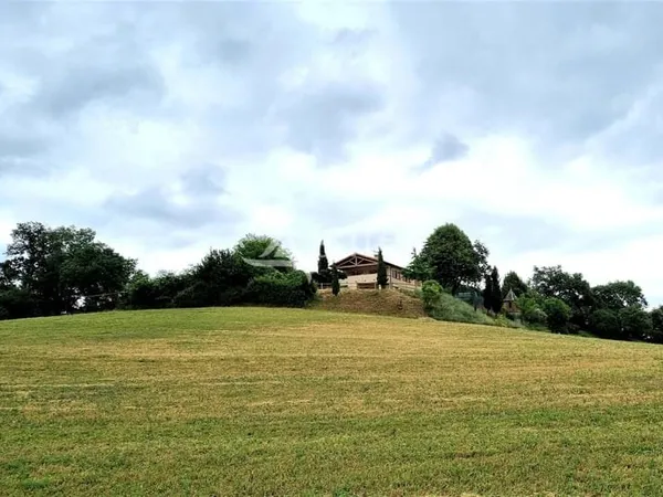 Corps de ferme idéal élevage et gîte 15ha de terres Lavaur