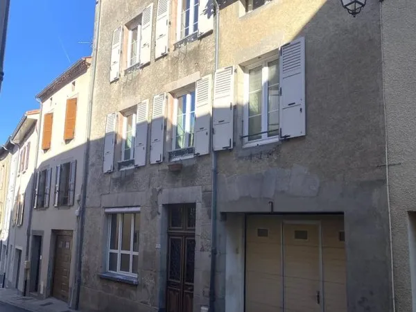 Maison de ville dans le quartier historique du centre, ville animée de Bellac