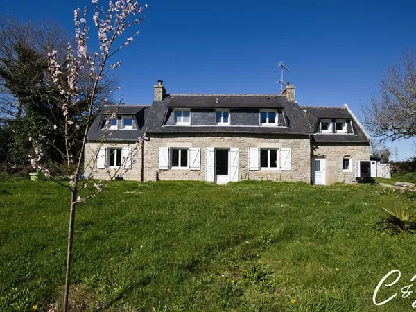 Ensemble immobilier avec vue dégagée sur la campagne