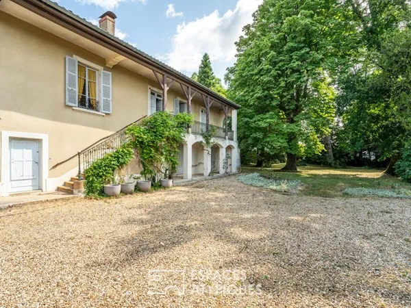 Maison Bourgeoise au coeur d'une ancienne exploitation vigneronne avec parc arboré