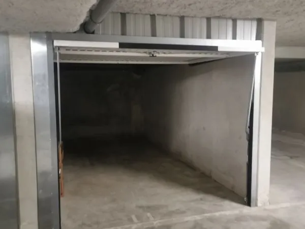 Garage fermé - libre immédiatement - St-jeannet le peyron