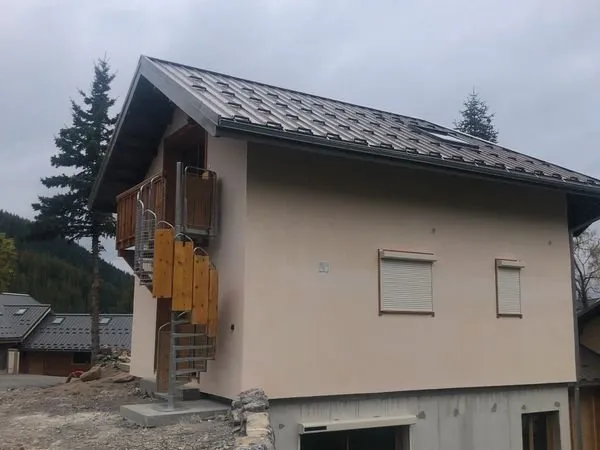 LOUE URGENT à l'année aux ORRES, beau T2 neuf, tout bois, dans chalet neuf