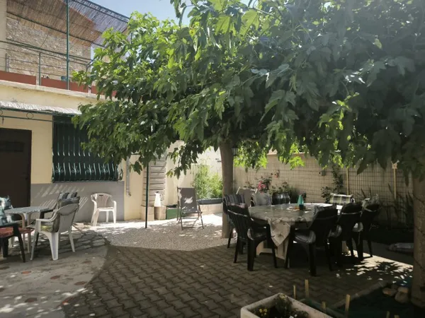 Grande maison de village avec jardin, terrasses et très gran