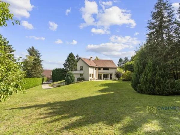 Maison 8 pièces 250 m²
