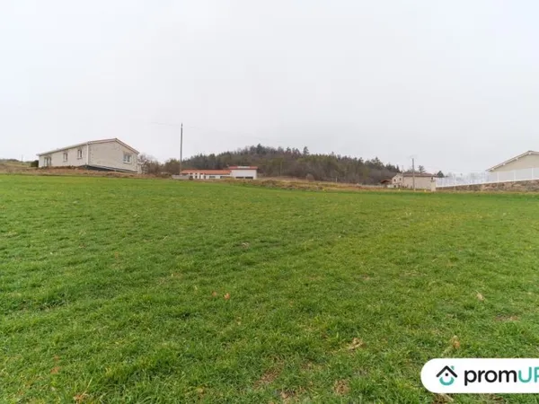 Terrain constructible de 1263 m2 à BEAULIEU