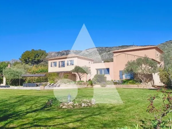 Puyloubier - Villa d'env 310 m2 hab avec jardin et piscine