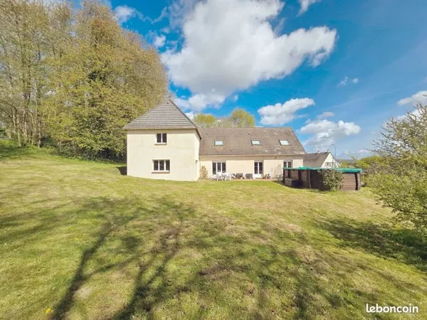 Grande maison familiale en bordure de forêt