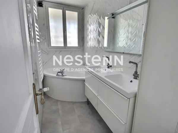 VENISSIEUX - APPARTEMENT - T4 - 74M² - BALCON - RANGEMENTS - COMMERCES - ECOLES - COLLEGES - TRAMWAY