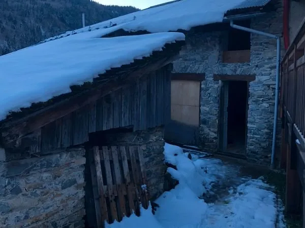 Maison pierres mitoyenne à rénover
