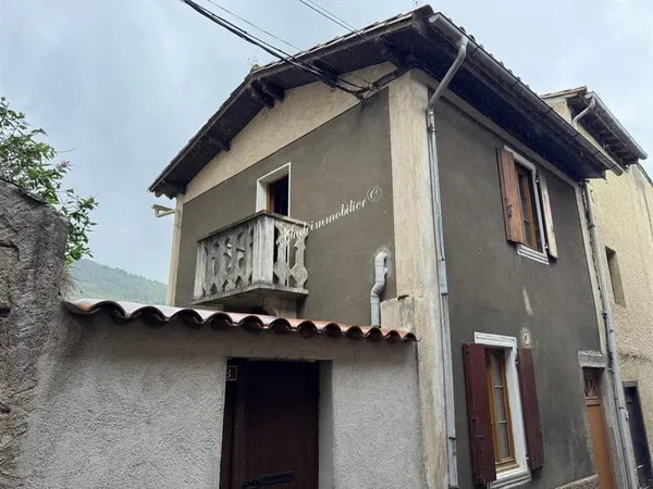 Maison avec cour et dépendance