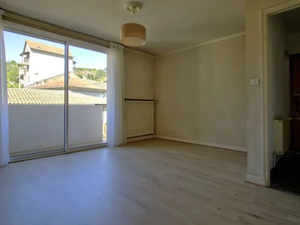 AGEN CENTRE VILLE - Appartement T2 traversant avec jardin, cellier et double balcons au sein d'un qu