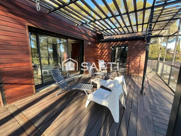 Superbe villa d'architecte de 256m2 hab nichée dans un cadre verdoyant proche commerces