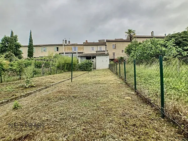 A vendre maison de village secteur Boussens, 4 chambres .Un jardin expose plein sud avec des cours i