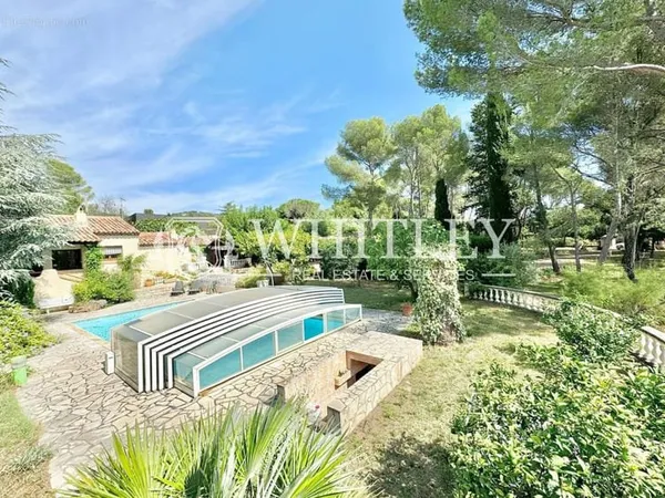 Villa rare à la vente avec grand terrain de plus de 5000 m2 et piscine