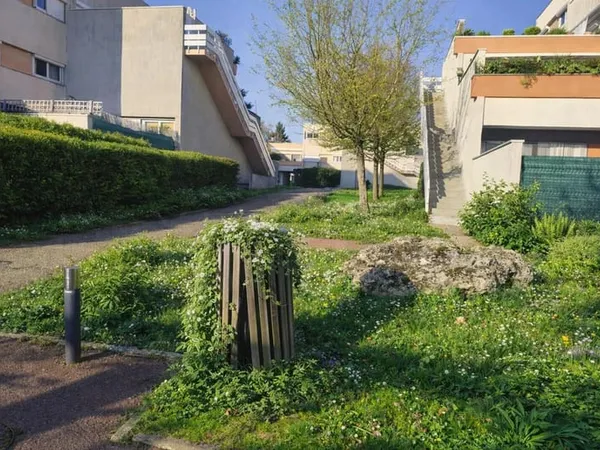 Appartement en RDC de 5 pièces de 100 m² avec Box à Savigny-le-Temple