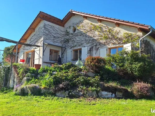 Maison, vue et jardin à Bevenais