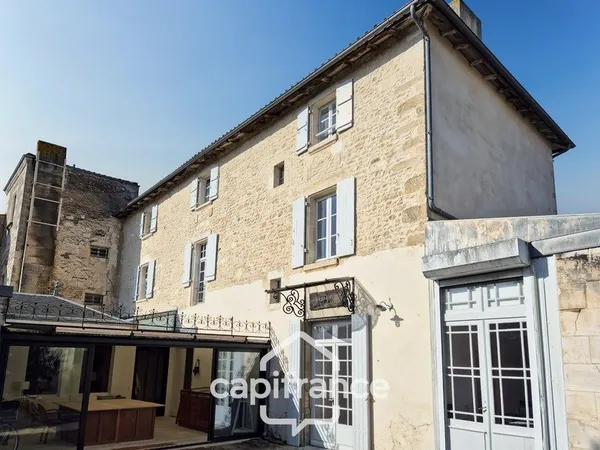 En CHARENTE MARITIME, A SAINT JEAN D'ANGELY (17), Maison de caractère à vendre 12 pièces avec jardin