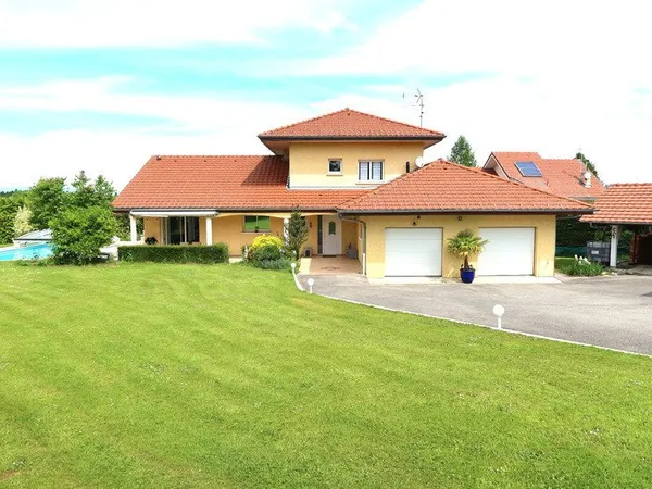 74500 LARRINGES.PROX COMMERCES.TB VILLA F5 DE 170 m²HAB AVEC PISCINE SUR 1820m²DE TERR PLAT ET ENSOL