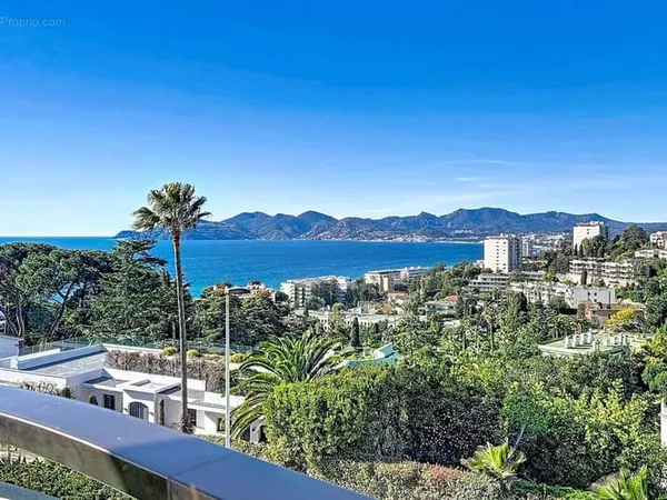 Cannes croix-des-gardes penthouse vastes terrasses vue mer