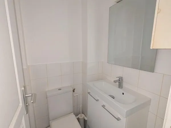 Chambre 11m² avec douche + WC - 6e étage avec ascenseur - Gardienne