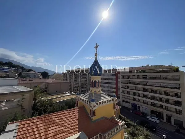 Sur la commune de Menton, en exclusivité beau deux pièces avec grande terrasse et possibilité garage