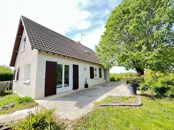 Pavillon avec panneau solaire, édifier sur sous-sol total 6 pièce(s), trois chambres.