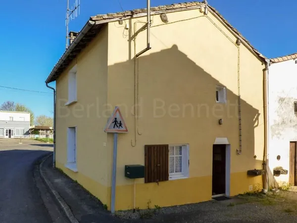 Petite maison de bourg avec garages et jardin