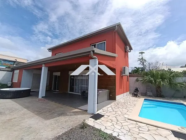 Maison individuelle moderne avec piscine