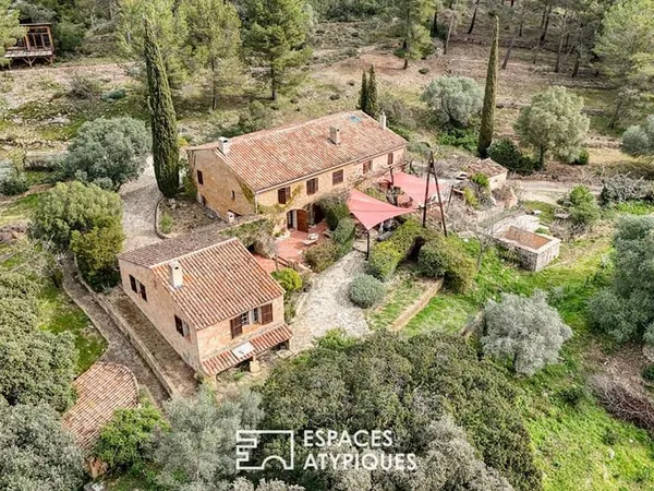 Maison en pierre au coeur de 3 hectares de terrain
