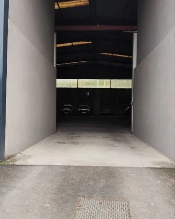Place de parking dans hangar saignes 15240